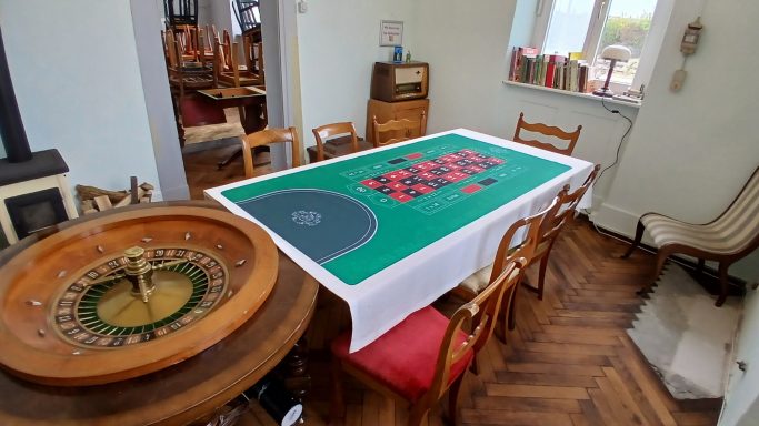 ein Zimmer mit einer sehr wertigen Deko Casino Zimmer